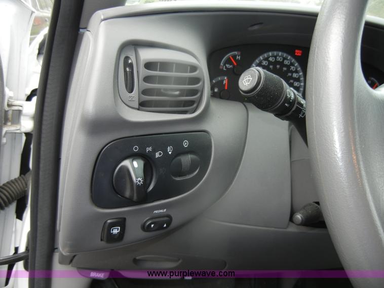 image for item D4902 2002 Ford Expedition XLT SUV <br />Non-repairable title, parts only