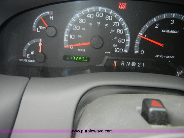 image for item D4902 2002 Ford Expedition XLT SUV <br />Non-repairable title, parts only