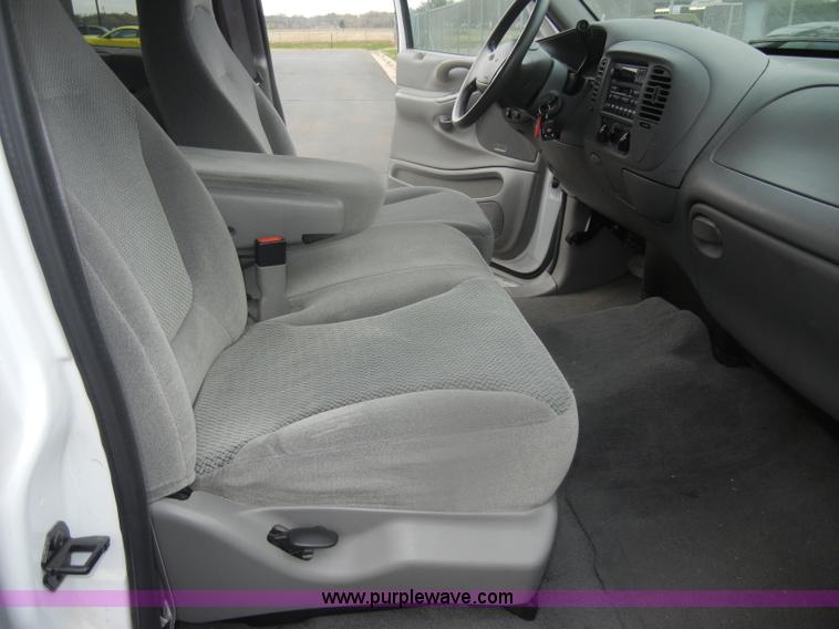 image for item D4902 2002 Ford Expedition XLT SUV <br />Non-repairable title, parts only