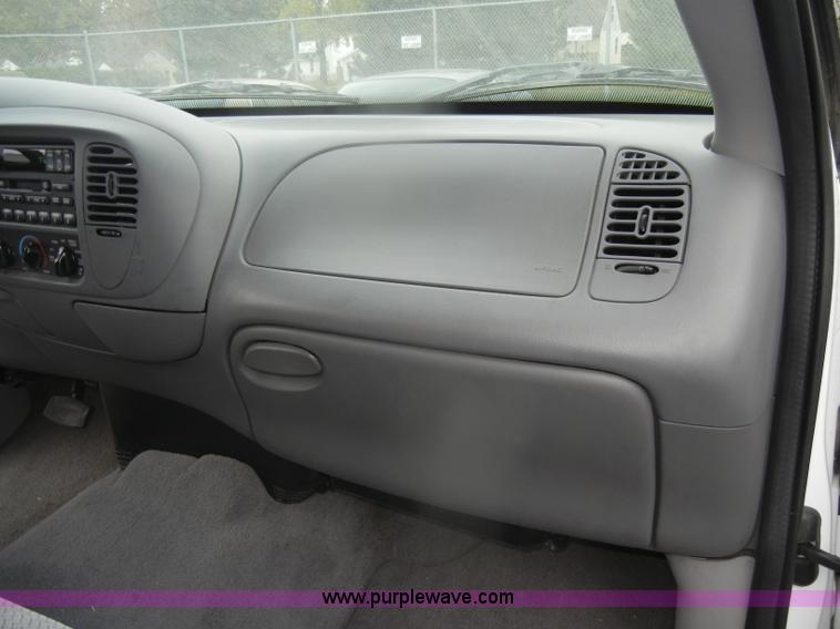 image for item D4902 2002 Ford Expedition XLT SUV <br />Non-repairable title, parts only
