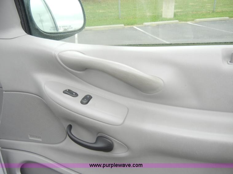 image for item D4902 2002 Ford Expedition XLT SUV <br />Non-repairable title, parts only