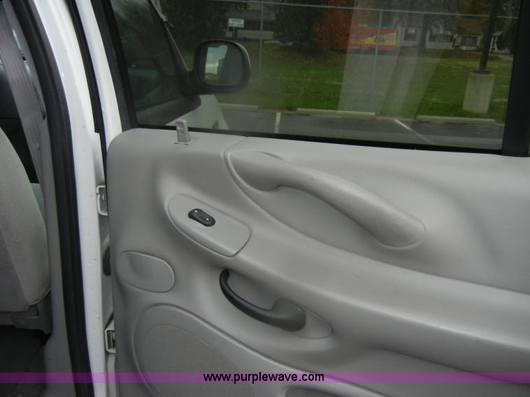 image for item D4902 2002 Ford Expedition XLT SUV <br />Non-repairable title, parts only