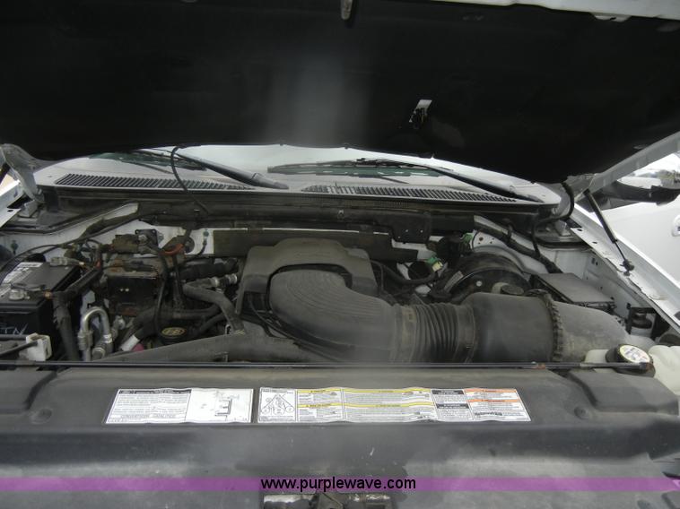 image for item D4902 2002 Ford Expedition XLT SUV <br />Non-repairable title, parts only
