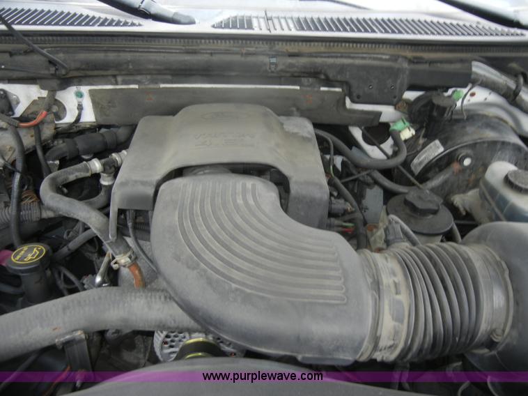 image for item D4902 2002 Ford Expedition XLT SUV <br />Non-repairable title, parts only