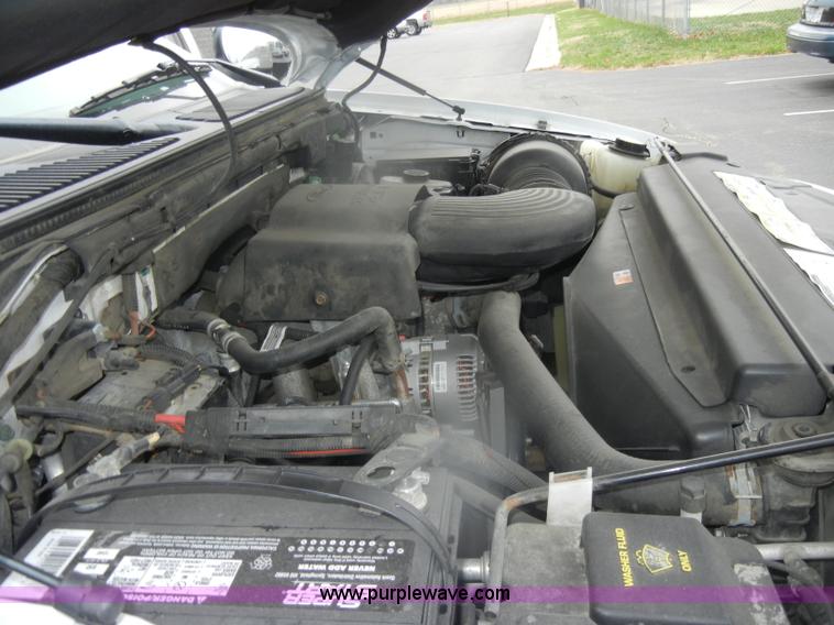 image for item D4902 2002 Ford Expedition XLT SUV <br />Non-repairable title, parts only