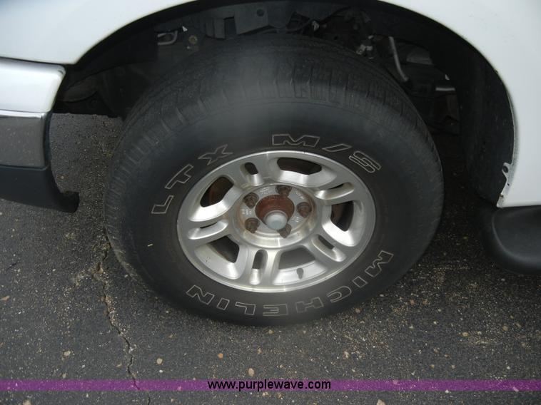 image for item D4902 2002 Ford Expedition XLT SUV <br />Non-repairable title, parts only