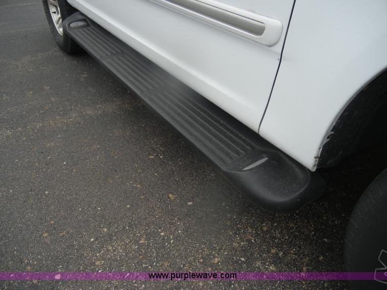 image for item D4902 2002 Ford Expedition XLT SUV <br />Non-repairable title, parts only