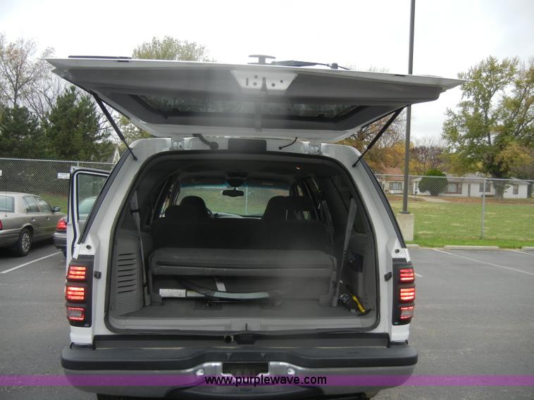 image for item D4902 2002 Ford Expedition XLT SUV <br />Non-repairable title, parts only