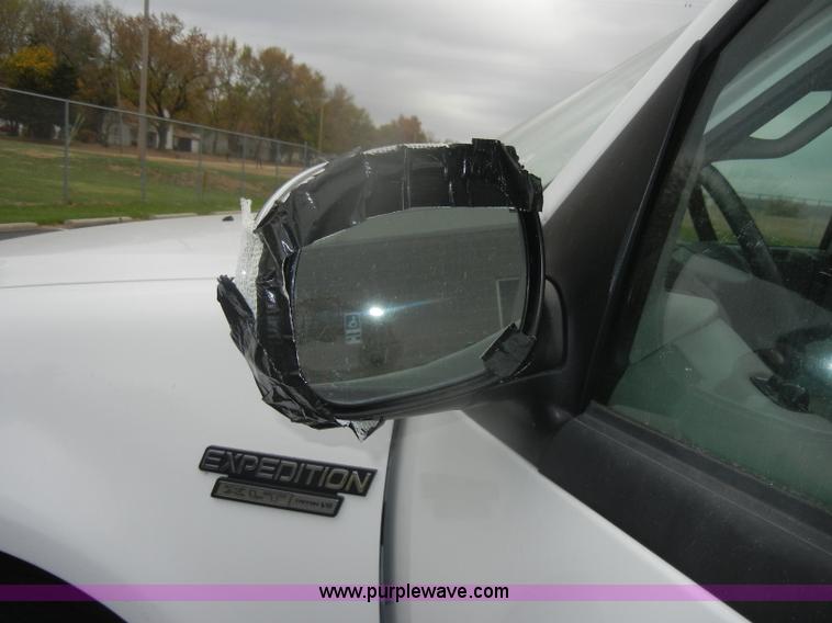 image for item D4902 2002 Ford Expedition XLT SUV <br />Non-repairable title, parts only