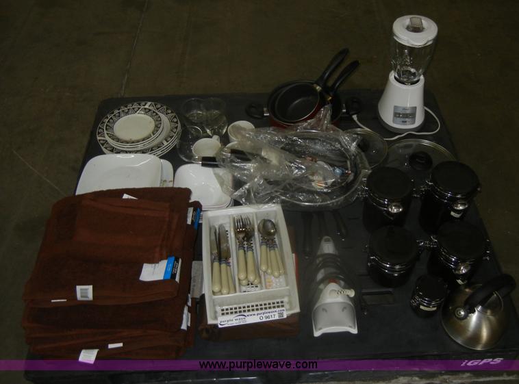 image for item O9617 Assorted household items
