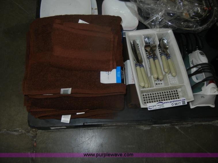 image for item O9617 Assorted household items