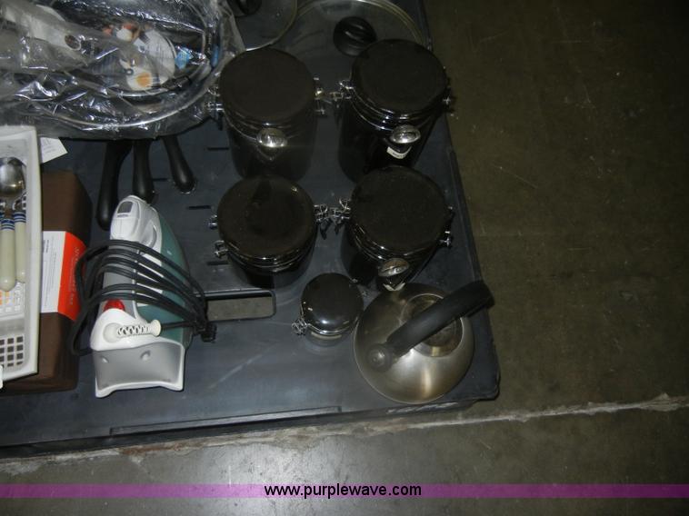 image for item O9617 Assorted household items
