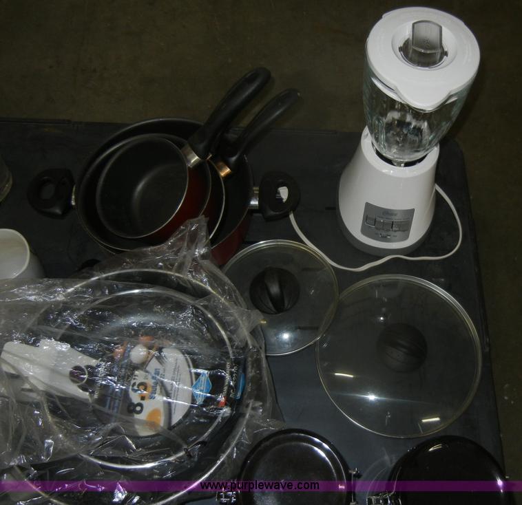 image for item O9617 Assorted household items
