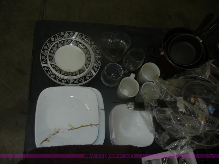 image for item O9617 Assorted household items