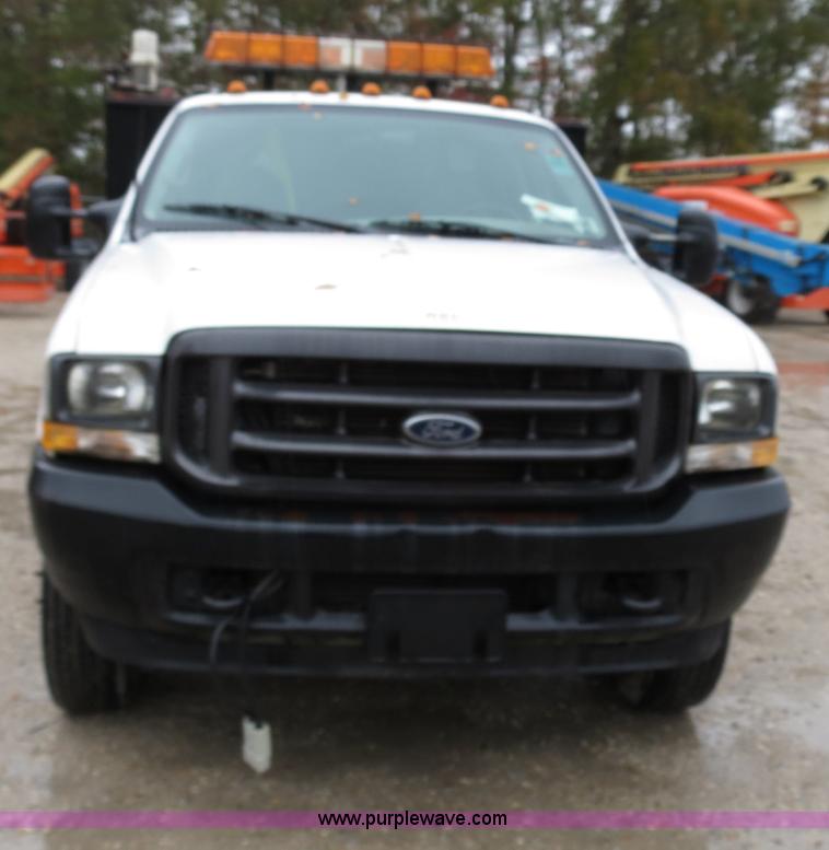 image for item B4534 2002 Ford F550 Super Duty flatbed lube truck
