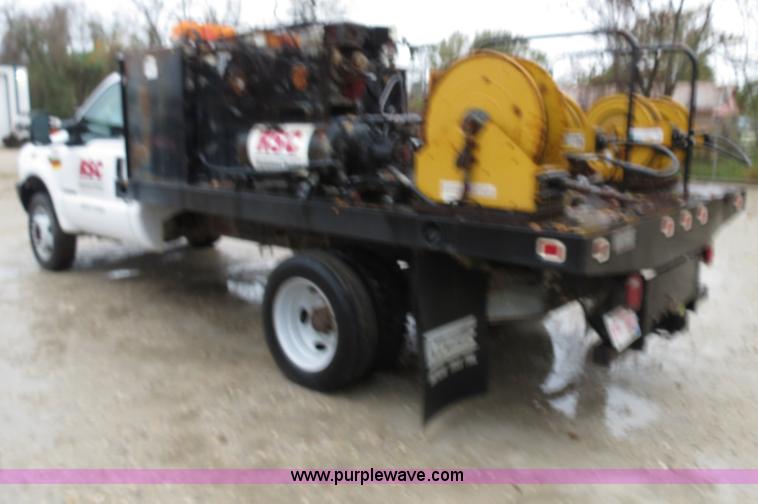 image for item B4534 2002 Ford F550 Super Duty flatbed lube truck