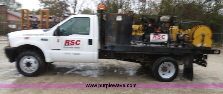 image for item B4534 2002 Ford F550 Super Duty flatbed lube truck