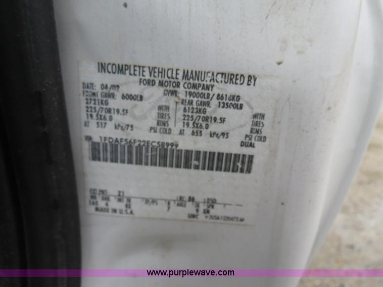 image for item B4534 2002 Ford F550 Super Duty flatbed lube truck