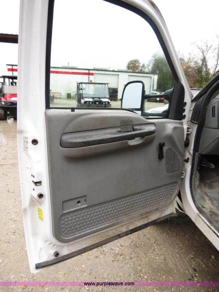 image for item B4534 2002 Ford F550 Super Duty flatbed lube truck