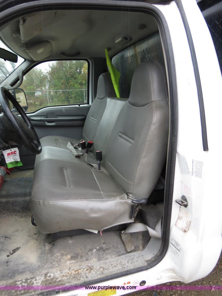 image for item B4534 2002 Ford F550 Super Duty flatbed lube truck