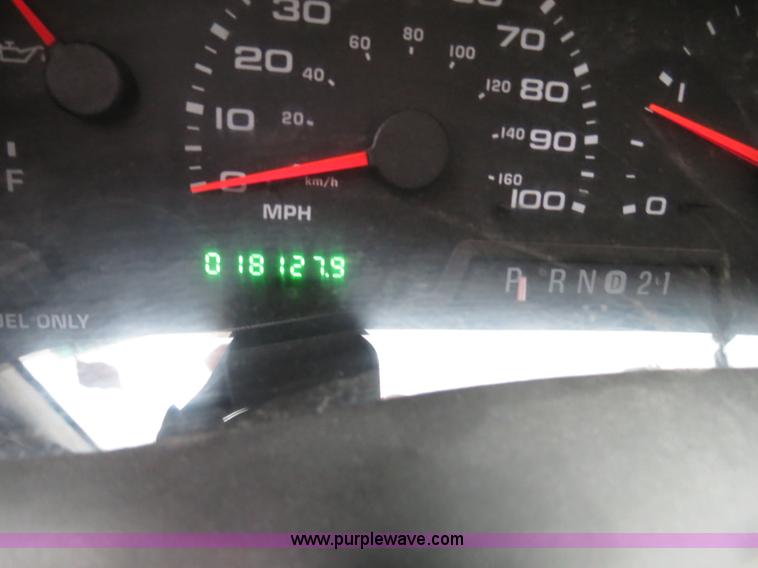 image for item B4534 2002 Ford F550 Super Duty flatbed lube truck