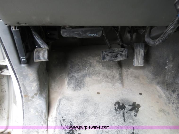 image for item B4534 2002 Ford F550 Super Duty flatbed lube truck