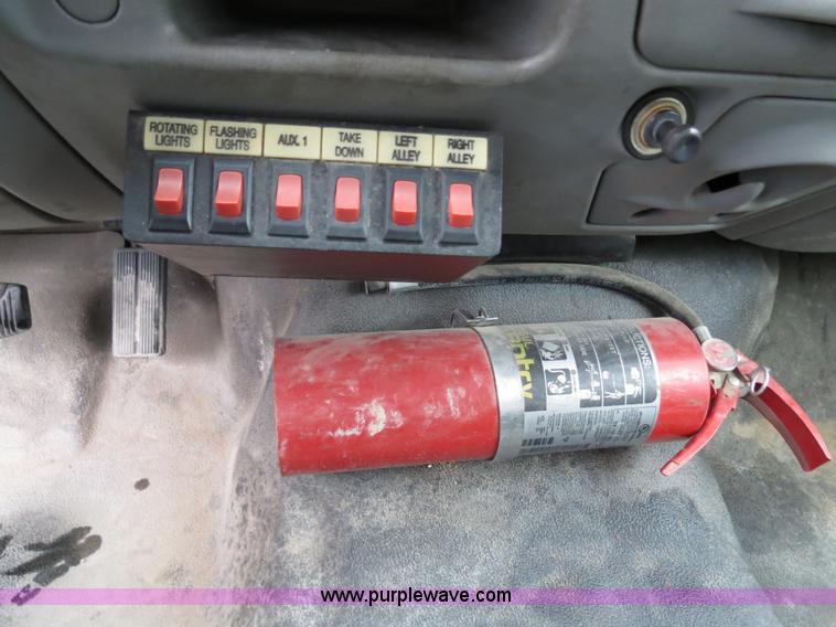 image for item B4534 2002 Ford F550 Super Duty flatbed lube truck