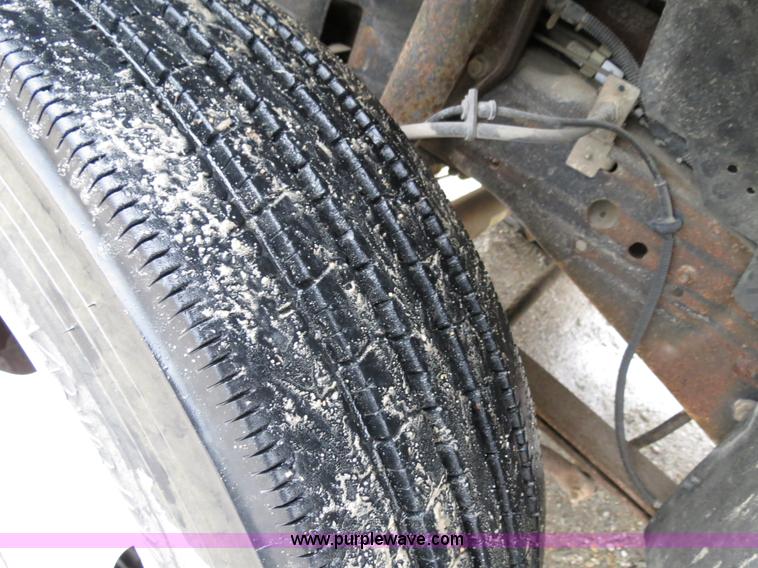 image for item B4534 2002 Ford F550 Super Duty flatbed lube truck