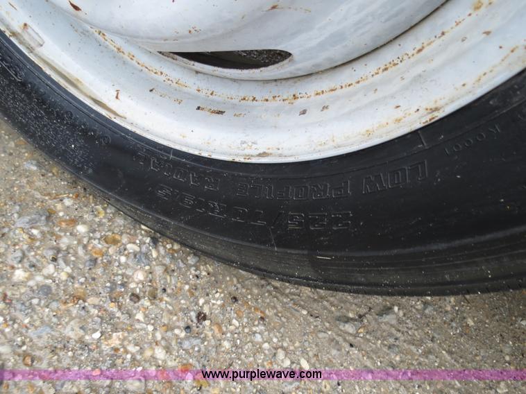 image for item B4534 2002 Ford F550 Super Duty flatbed lube truck