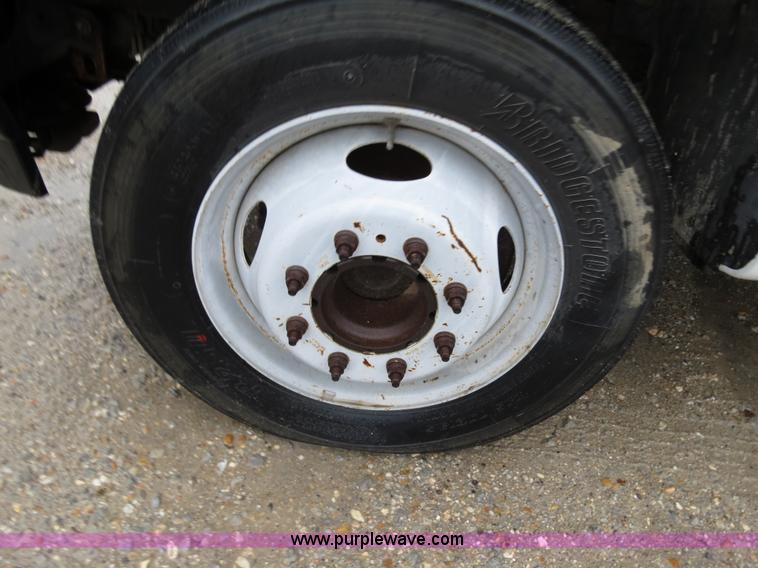 image for item B4534 2002 Ford F550 Super Duty flatbed lube truck