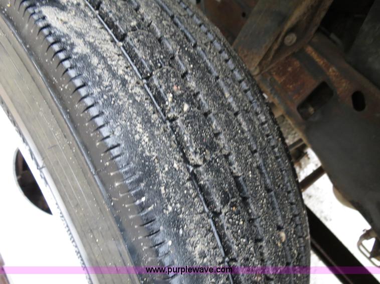 image for item B4534 2002 Ford F550 Super Duty flatbed lube truck