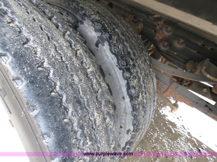 image for item B4534 2002 Ford F550 Super Duty flatbed lube truck