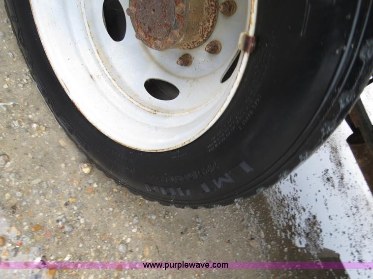 image for item B4534 2002 Ford F550 Super Duty flatbed lube truck