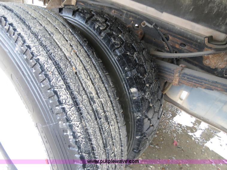 image for item B4534 2002 Ford F550 Super Duty flatbed lube truck