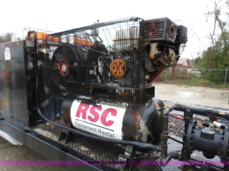 image for item B4534 2002 Ford F550 Super Duty flatbed lube truck