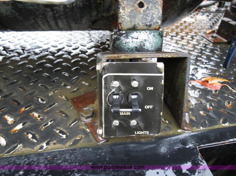 image for item B4534 2002 Ford F550 Super Duty flatbed lube truck