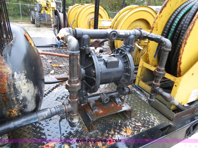 image for item B4534 2002 Ford F550 Super Duty flatbed lube truck