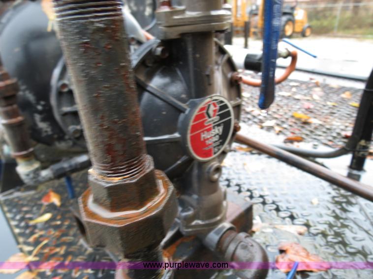 image for item B4534 2002 Ford F550 Super Duty flatbed lube truck