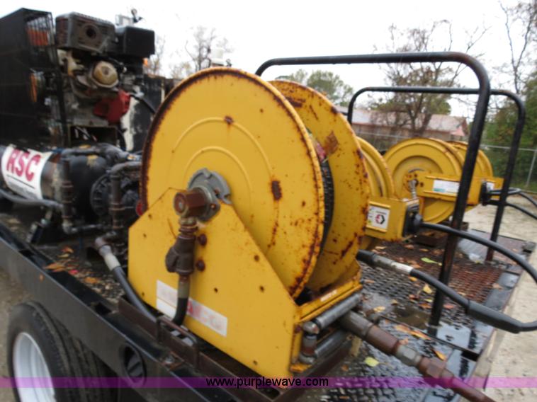 image for item B4534 2002 Ford F550 Super Duty flatbed lube truck