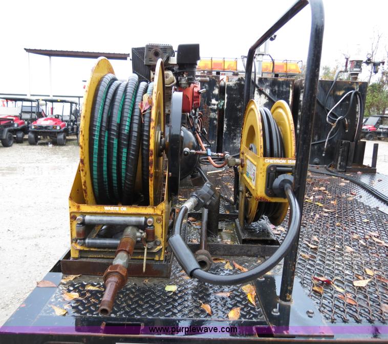 image for item B4534 2002 Ford F550 Super Duty flatbed lube truck