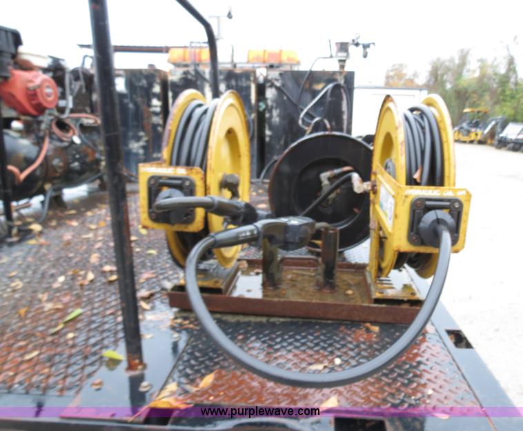 image for item B4534 2002 Ford F550 Super Duty flatbed lube truck