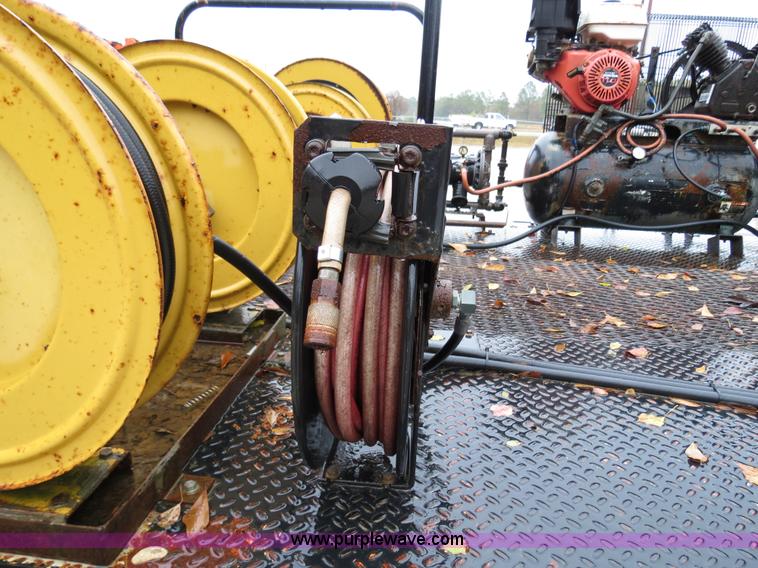 image for item B4534 2002 Ford F550 Super Duty flatbed lube truck