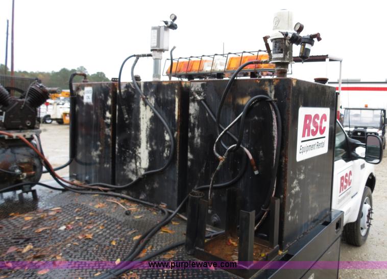 image for item B4534 2002 Ford F550 Super Duty flatbed lube truck