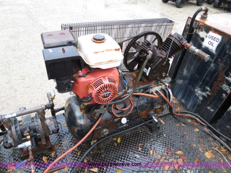 image for item B4534 2002 Ford F550 Super Duty flatbed lube truck