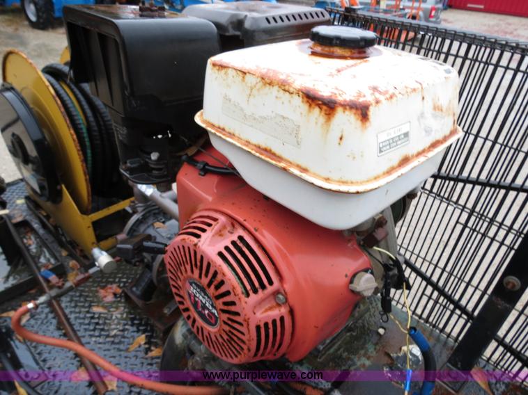 image for item B4534 2002 Ford F550 Super Duty flatbed lube truck