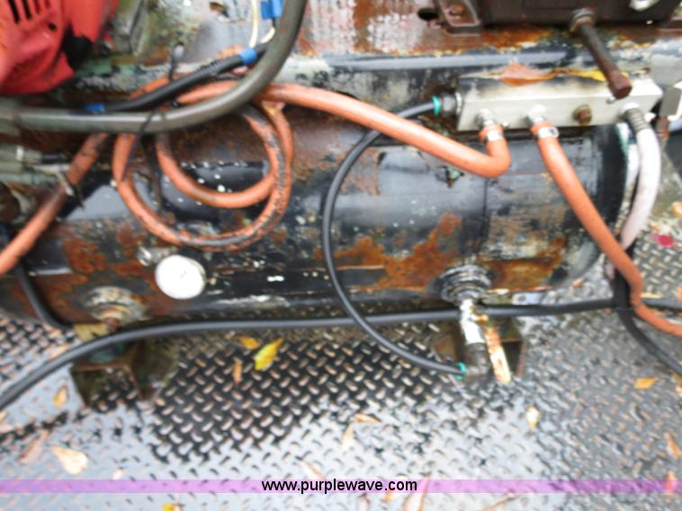 image for item B4534 2002 Ford F550 Super Duty flatbed lube truck