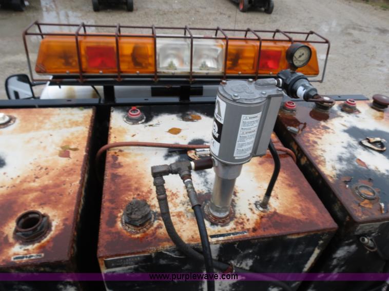 image for item B4534 2002 Ford F550 Super Duty flatbed lube truck