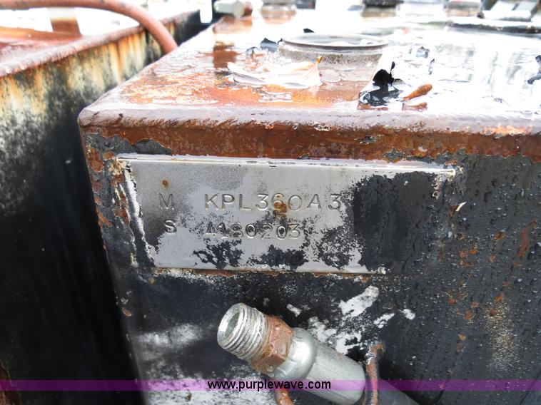 image for item B4534 2002 Ford F550 Super Duty flatbed lube truck