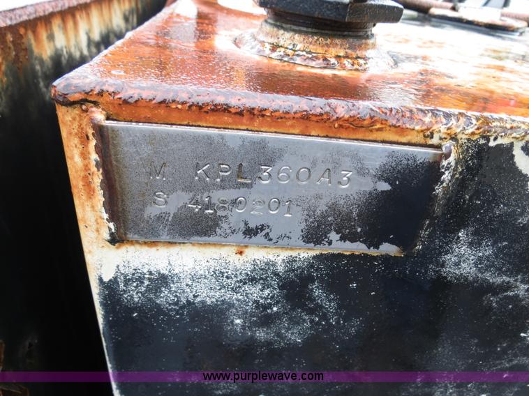 image for item B4534 2002 Ford F550 Super Duty flatbed lube truck