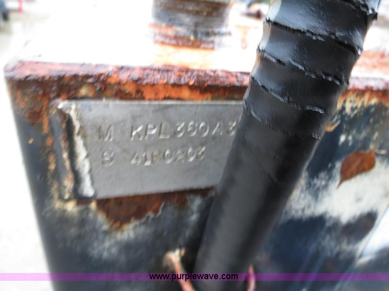 image for item B4534 2002 Ford F550 Super Duty flatbed lube truck